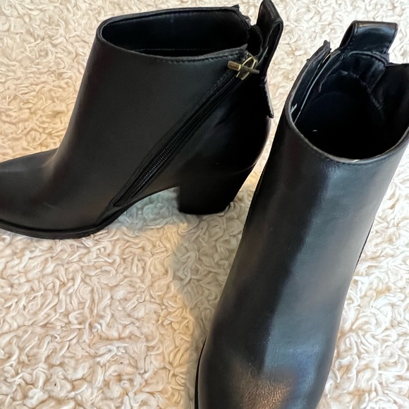 Super cute ankle booties brand new never worn! 💗 - Picture 2 of 10